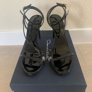 Oscar De La Renta black leather sandals